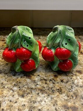 Vintage Cherries 
Salt and Pepper Shakers / Japan